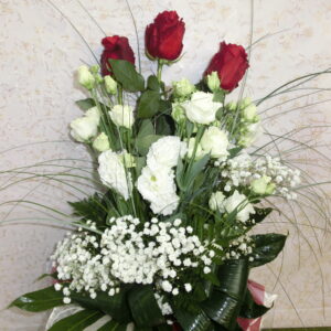 Mazzo con rose e lisiantus
