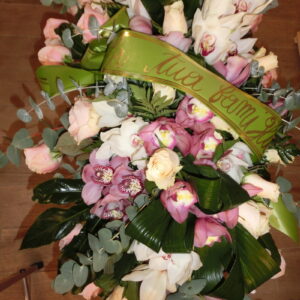 Copricassa con rose e orchidee